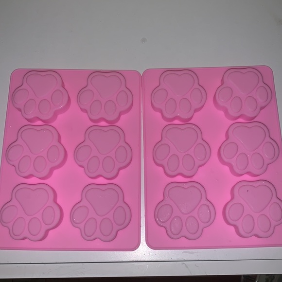 2 ice cube/chocolate/ soap paw molds - Picture 4 of 5